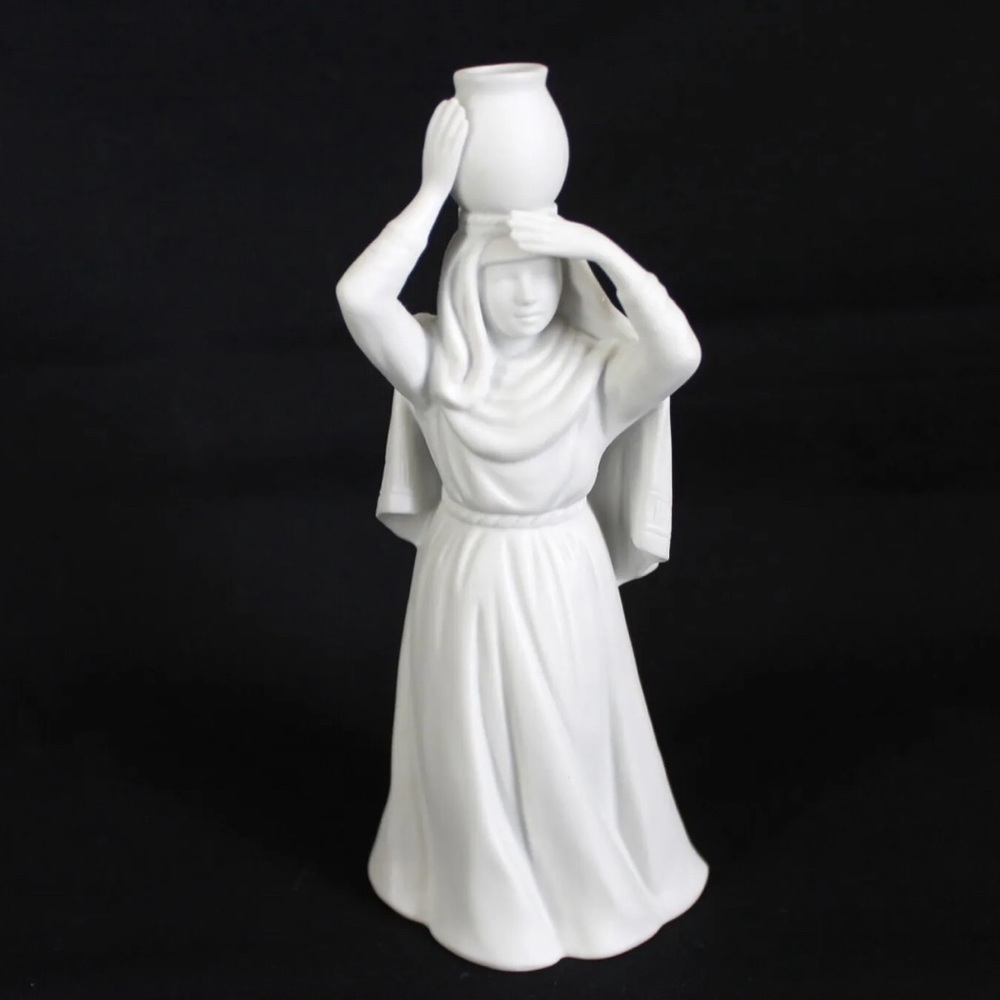 Vintage 1990 Avon Nativity WOMAN WITH WATER JAR Porcelain Figurine White